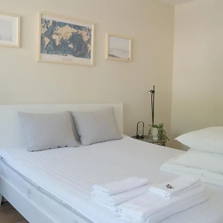 The Easy Apartment *